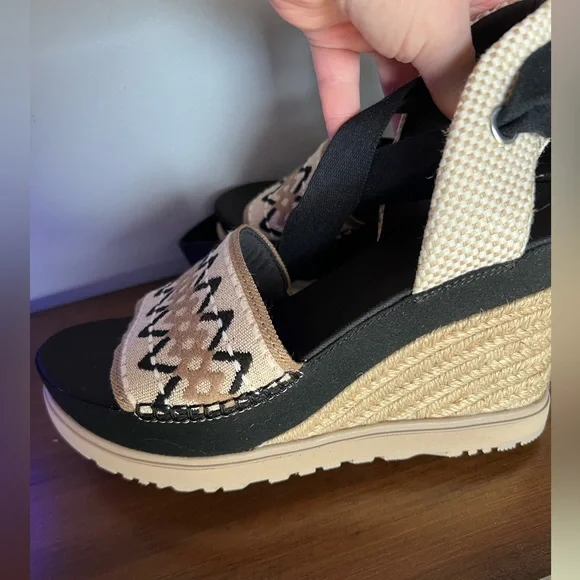 New with stickers ugg wedge sandals - Picture 2 of 7